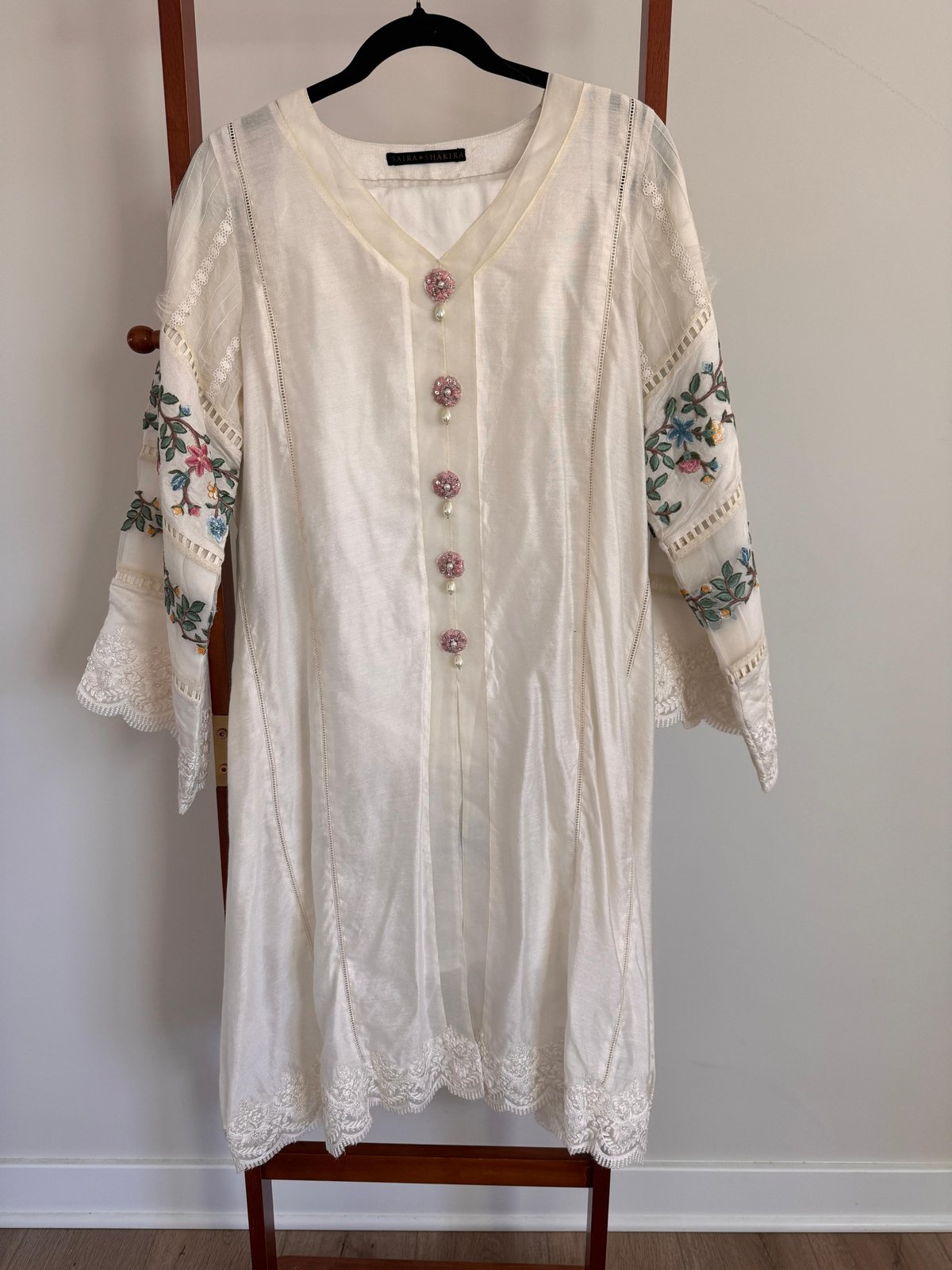 Saira Shakira - White Rose